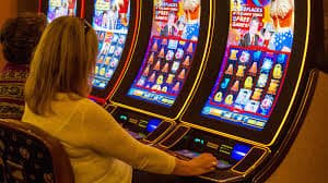 Meja Capsa Banting di 888gaming dengan kartu dan chip permainan